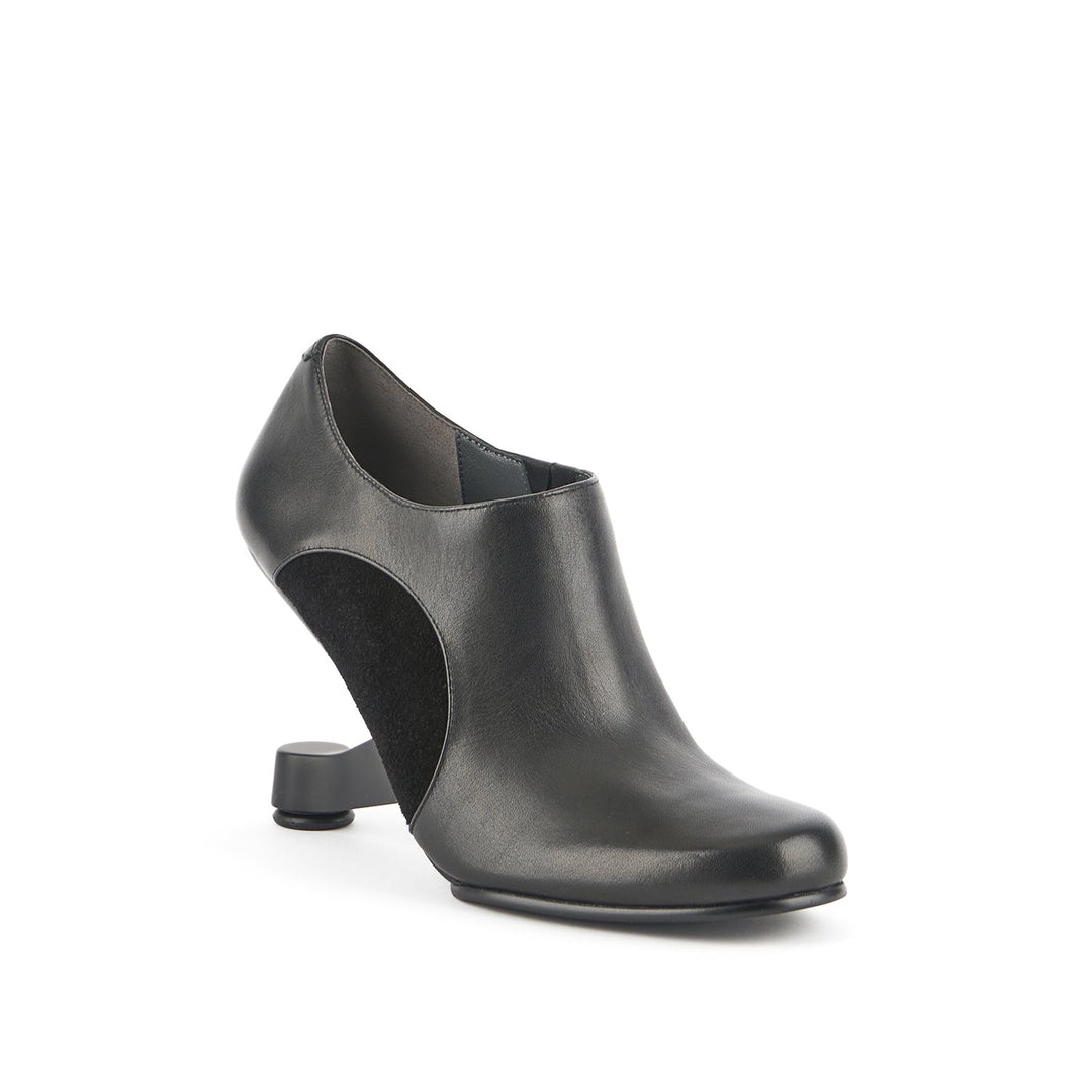 eamz dot black 2 angle out view aw23