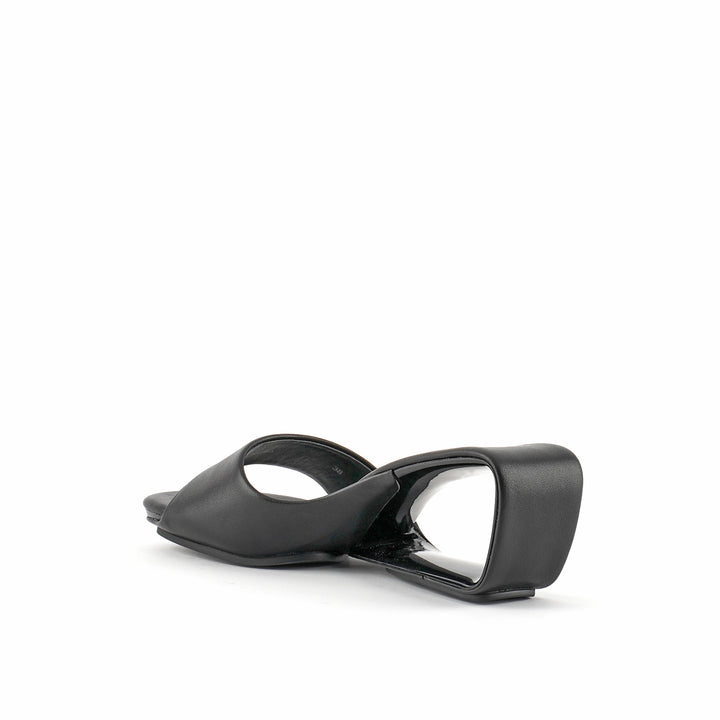 mobius mid black angle in view