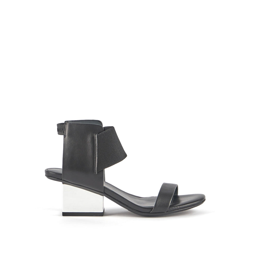 raila mid black outside view