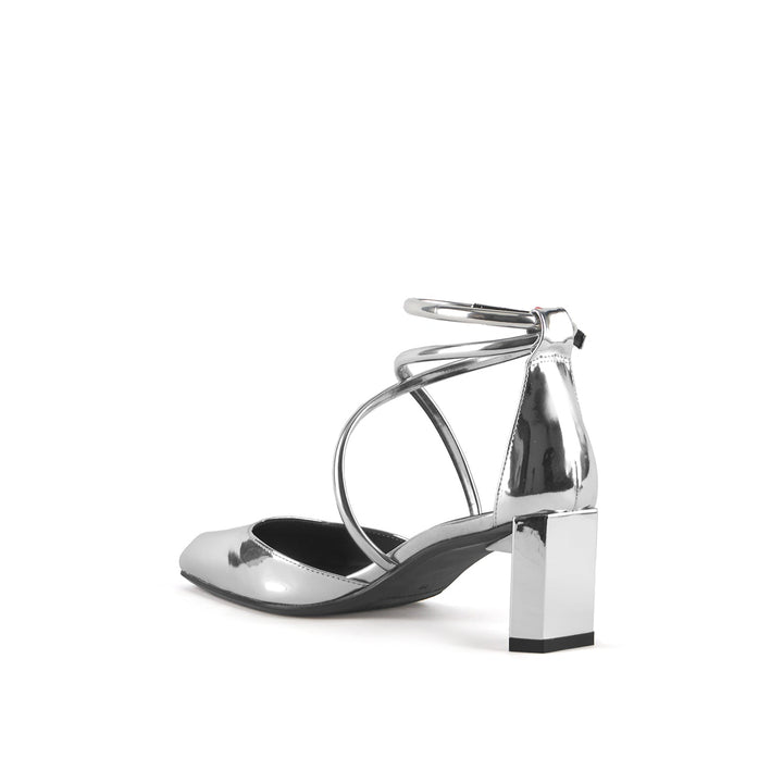 tara su mid silver angle in view