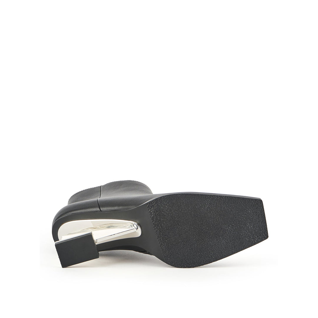 un bootie mid ii black 6 bottom view aw23