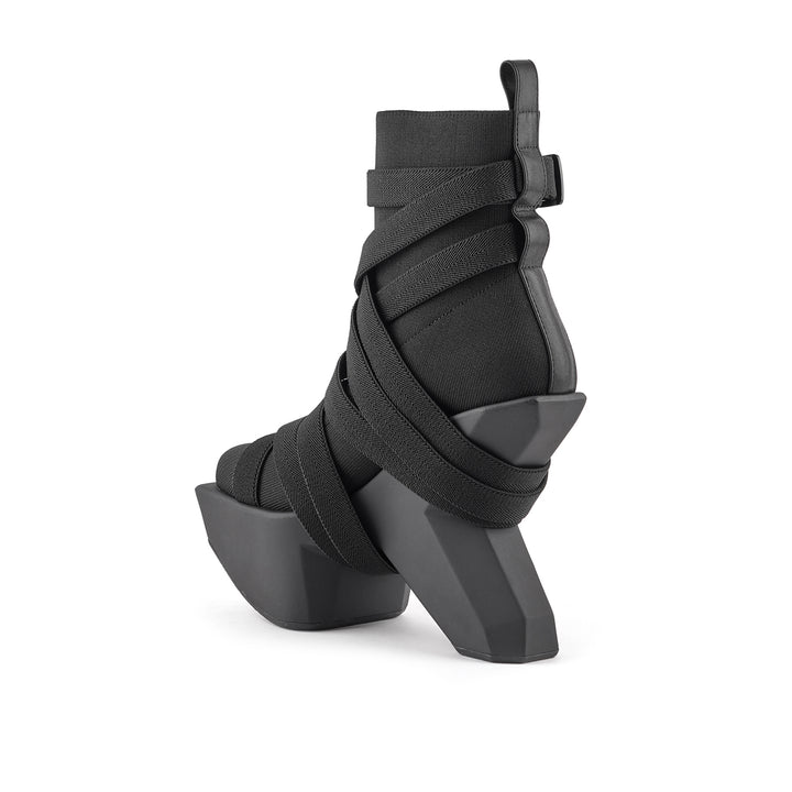 boulder bond boot black 4 angle in