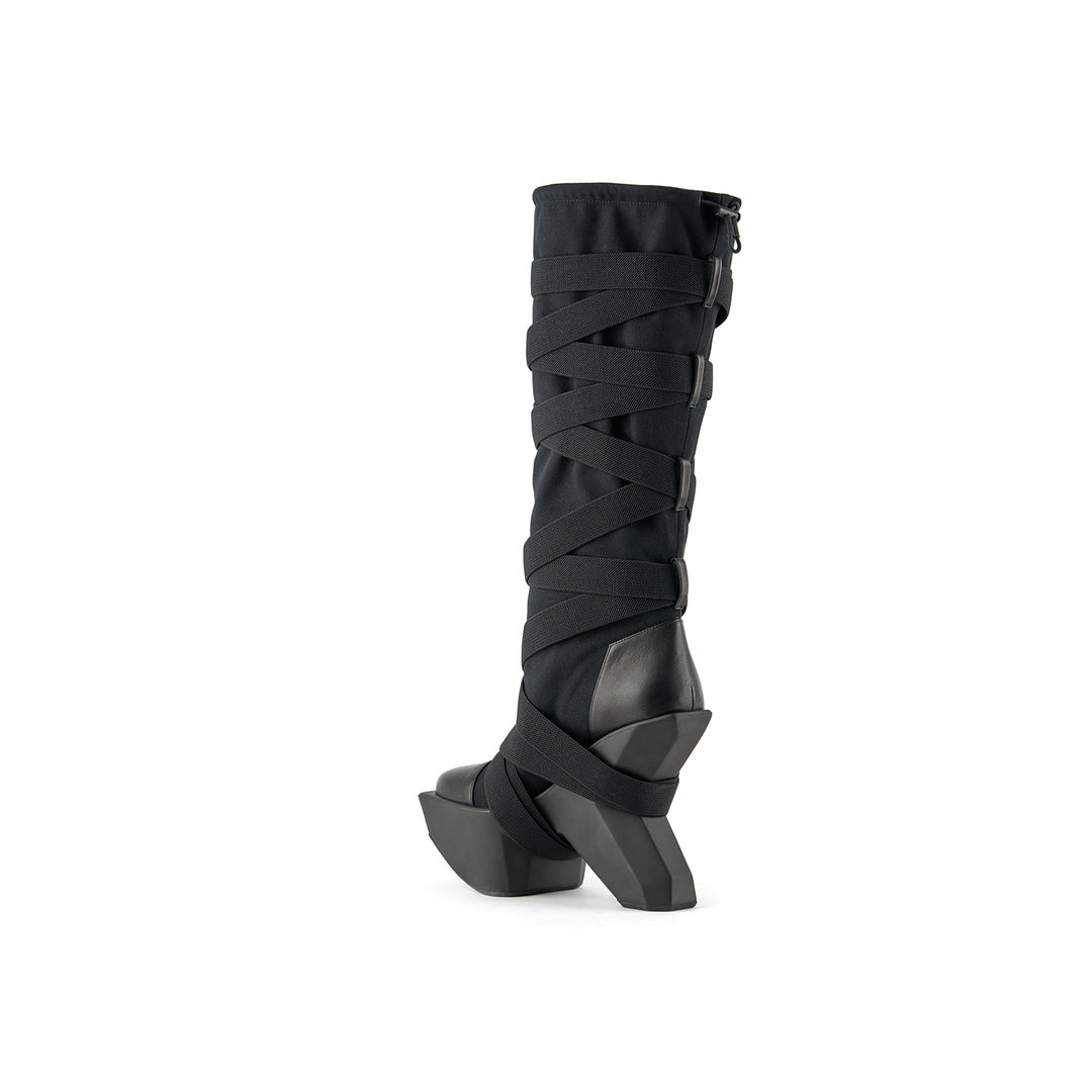 boulder boot black 2 angle in view