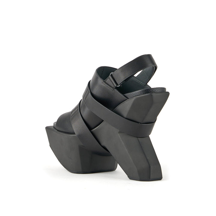 boulder strap mule black 4 angle in view