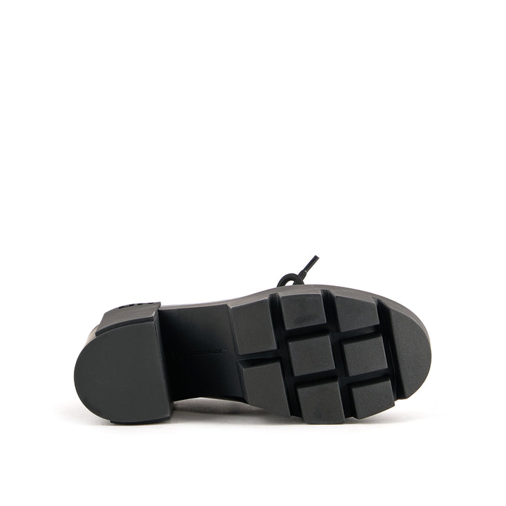 grip moc mid black 6 bottom view