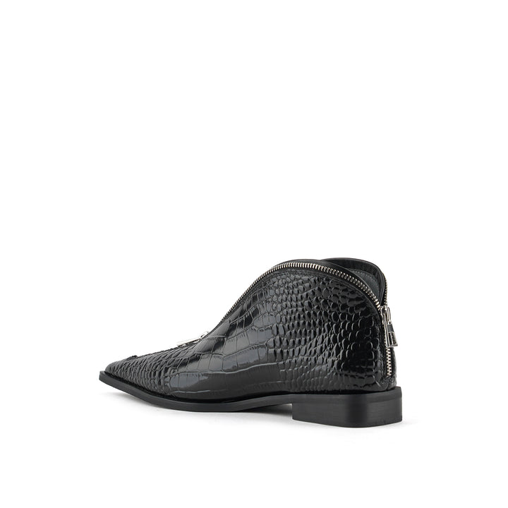 stacy lo black ii 4 angle in view