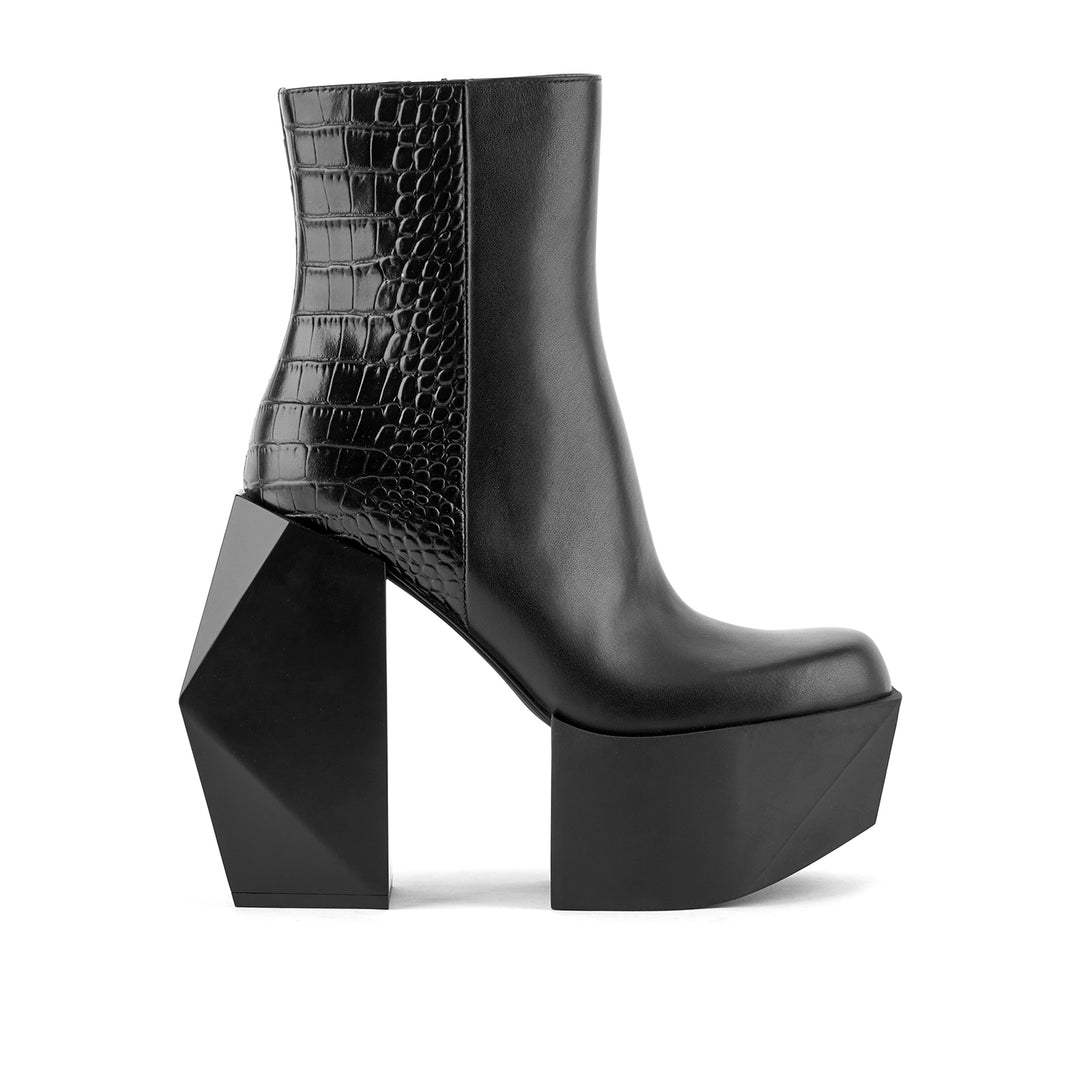 stage boot black iii 1 outside view
