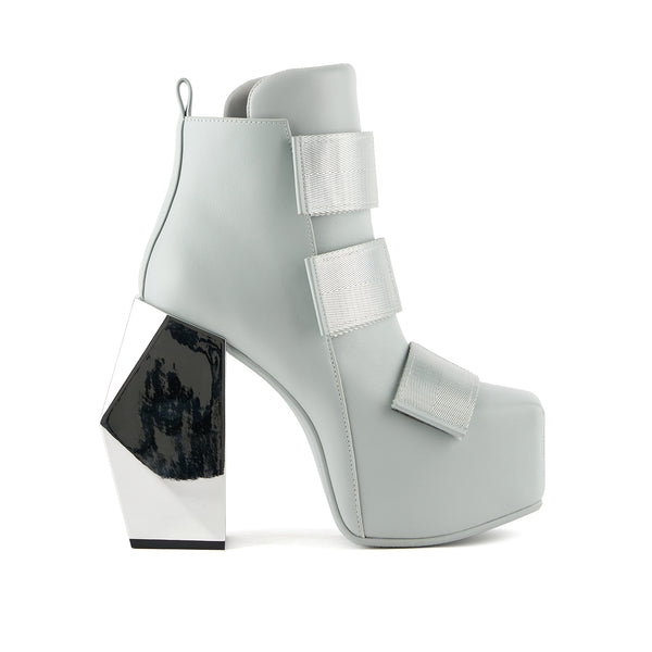 Stage Tron – United Nude