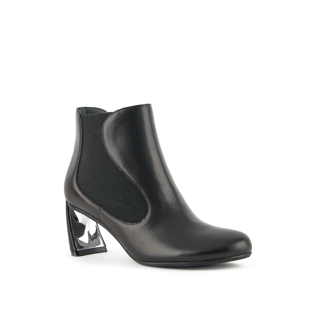 zuma flow mid black 2 angle out view
