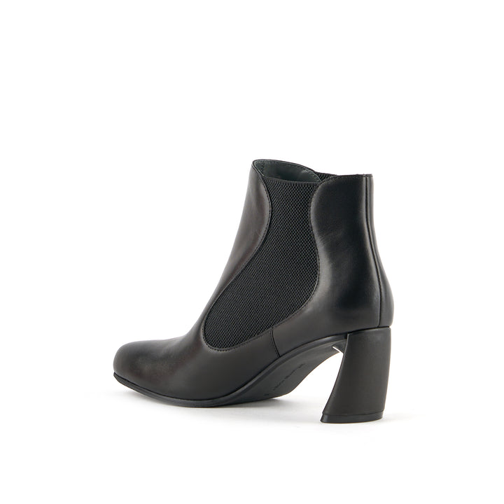 zuma flow mid black 4 angle in view