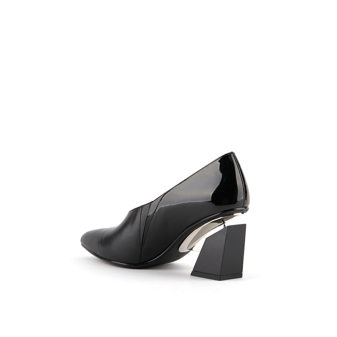 arix pump mid black 4 angle in view