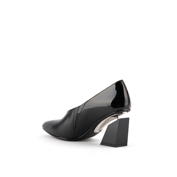 arix pump mid black 4 angle in view