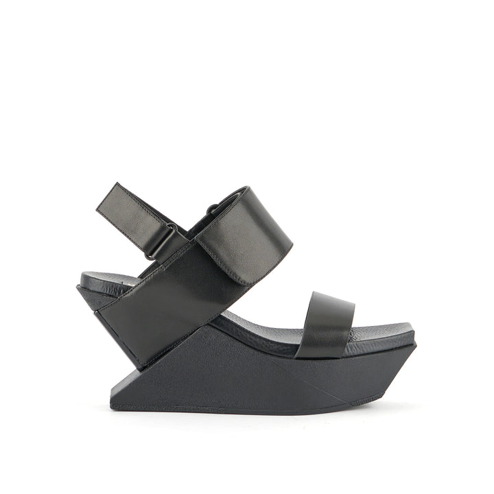 delta wedge sandal black ss23 out view