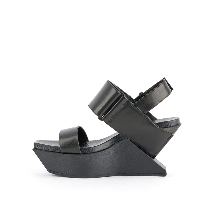delta wedge sandal black ss23 in view