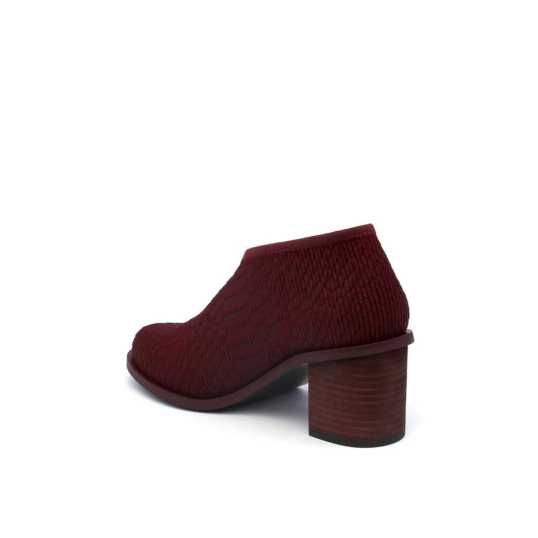 fold base burgundy angle in view