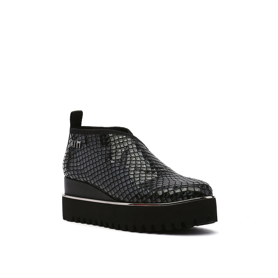 fold casual ii gun metal angle out view