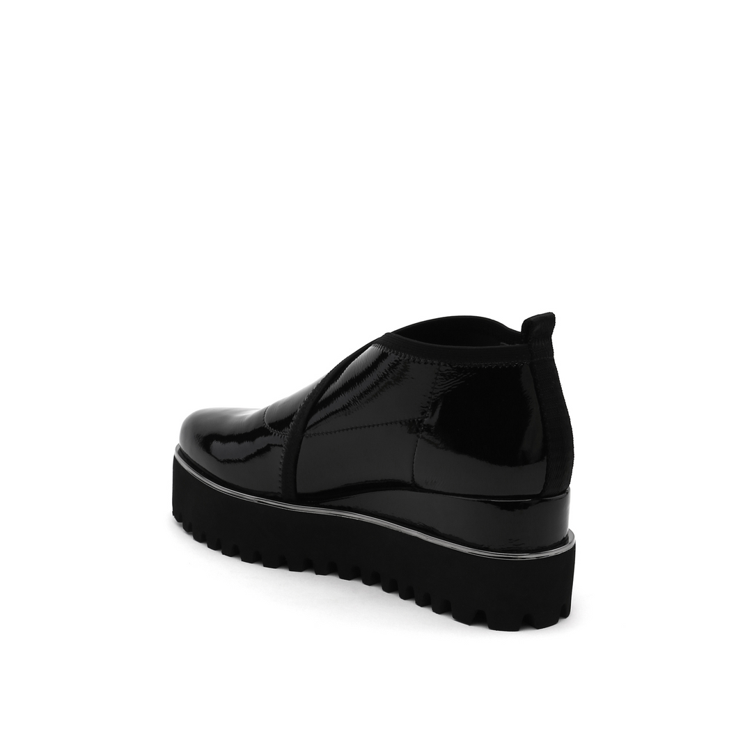 fold casual ii black patent angle in view