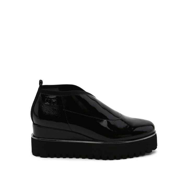 fold casual ii black patent out view