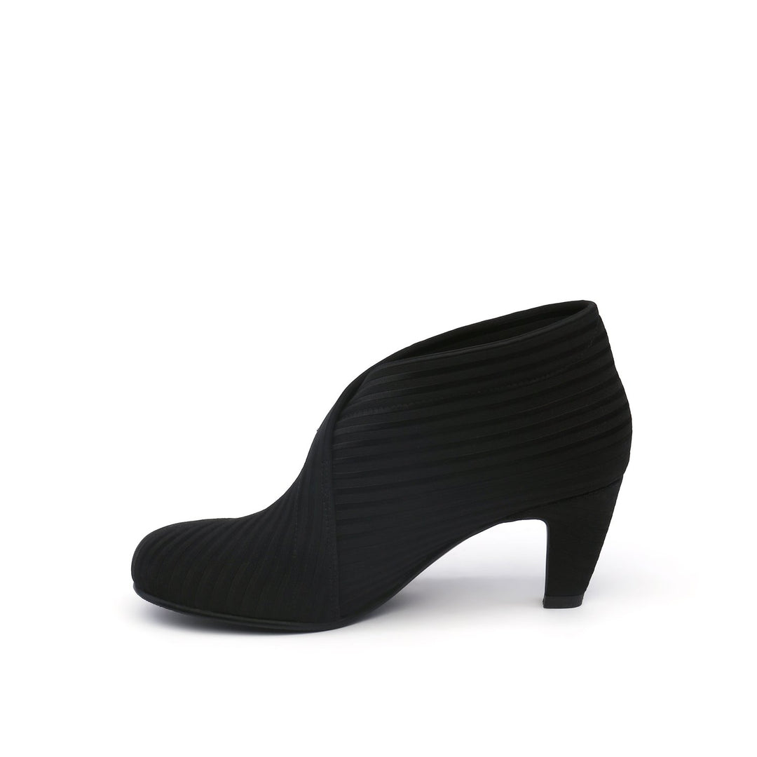 fold mid black in view