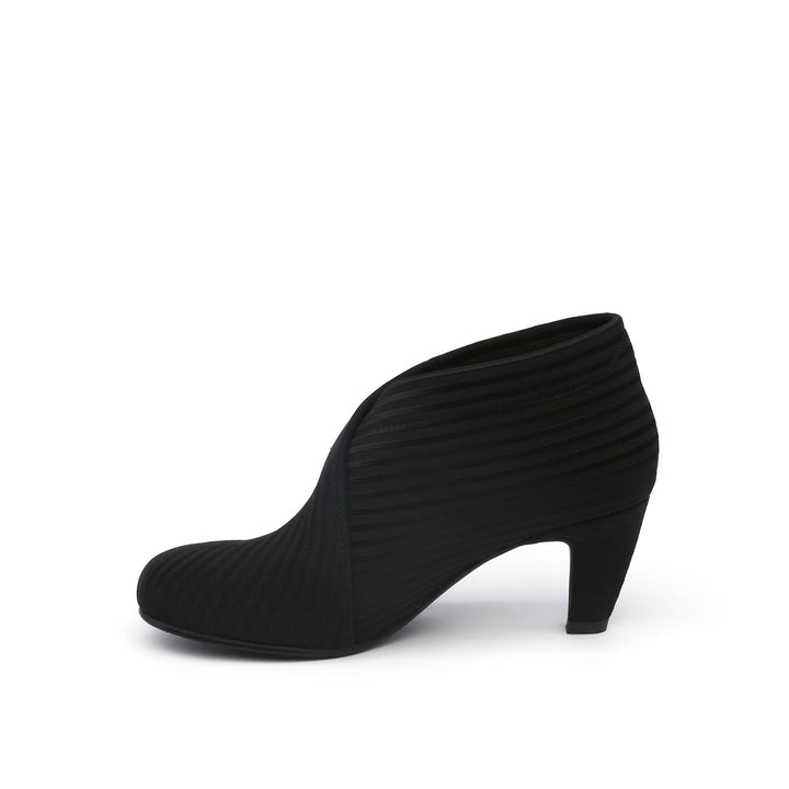 fold mid black in view