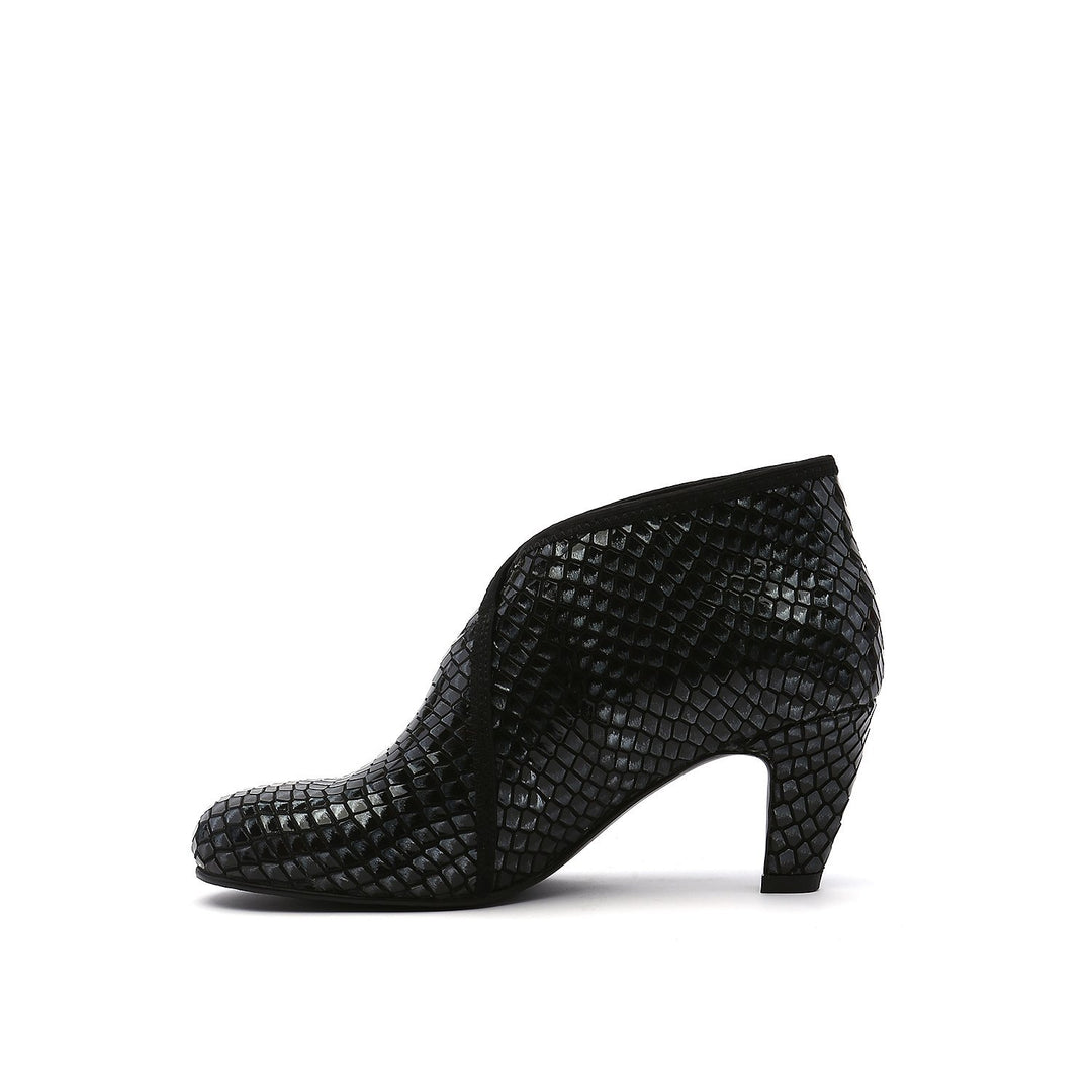 fold mid gun metal iii in view