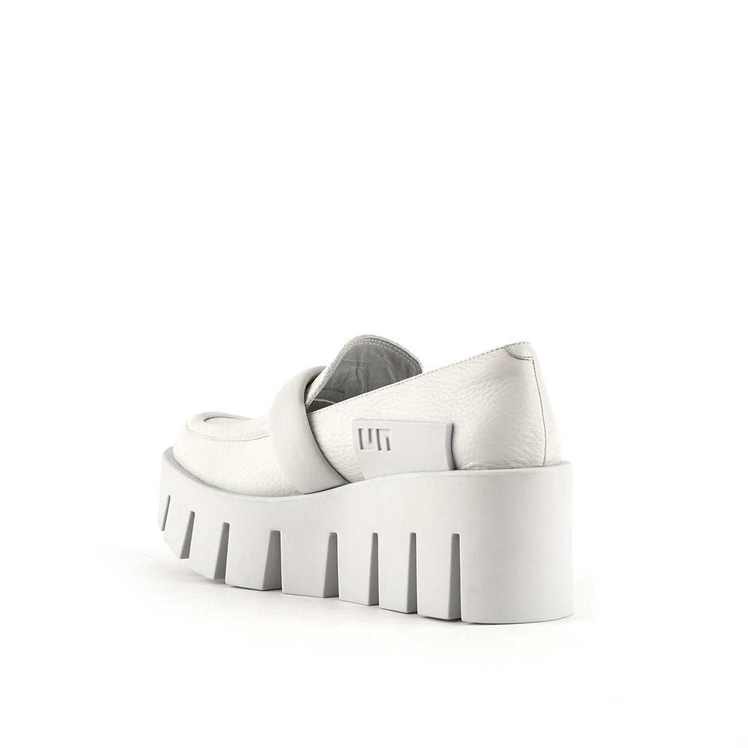 grip loafer lo quiet grey angle in view