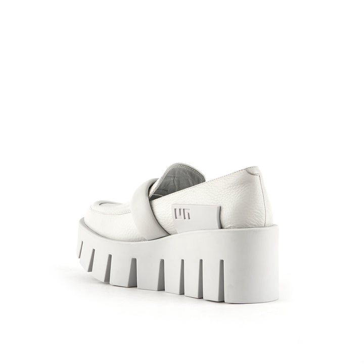 grip loafer lo quiet grey angle in view