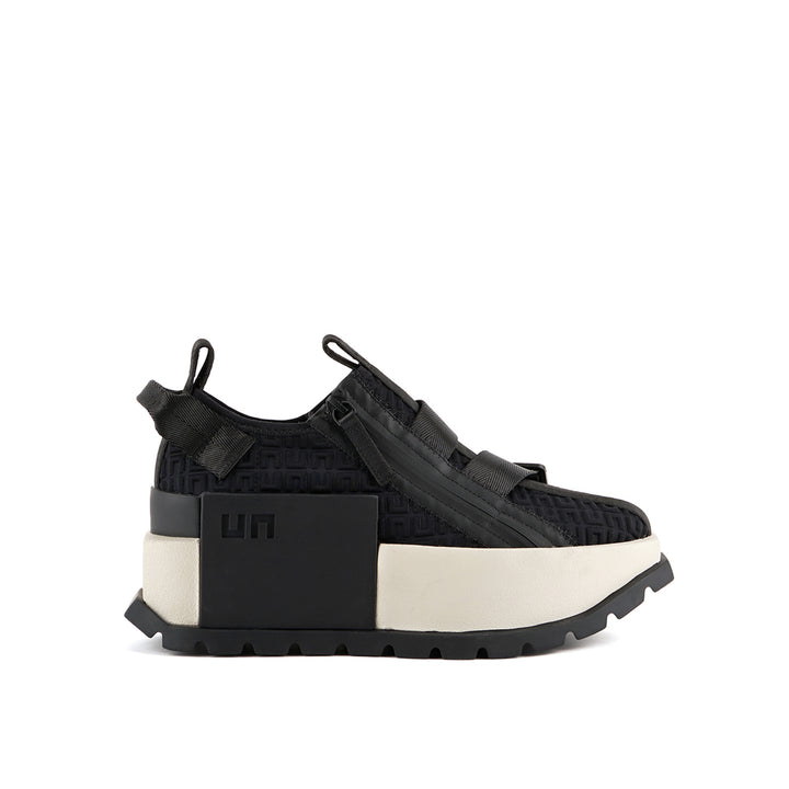 roko y black outside view