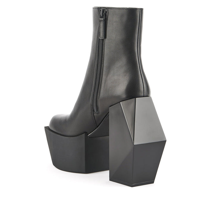 stage boot black 4 angle in view aw23