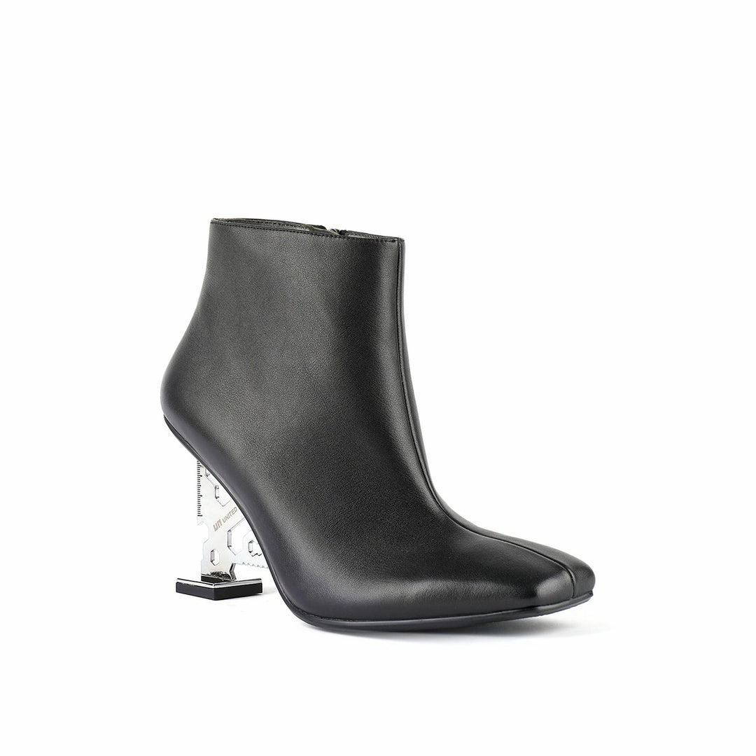 tool black angle out view