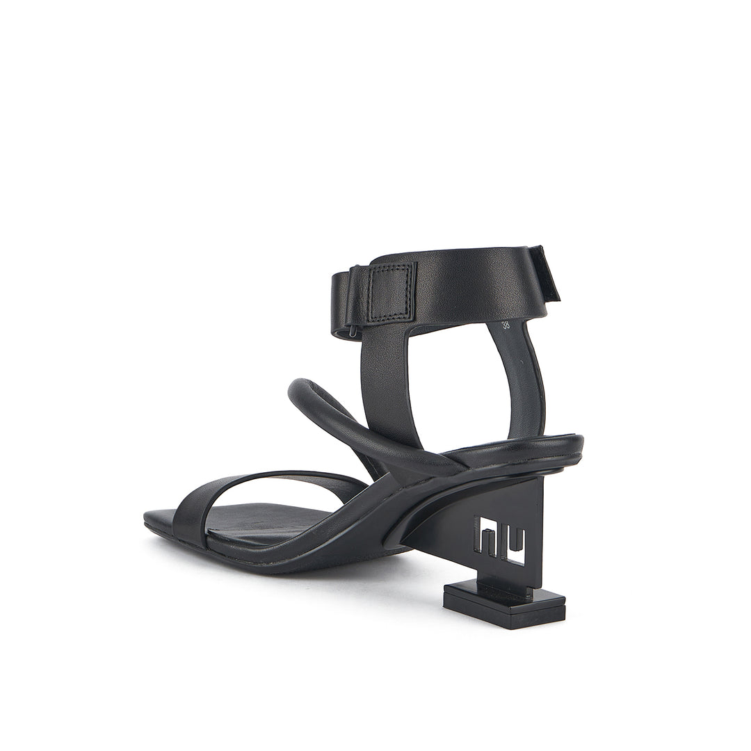 un sandal mid black angle in view