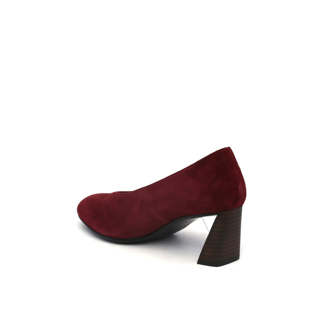 zink pump mid burgundy angle in view