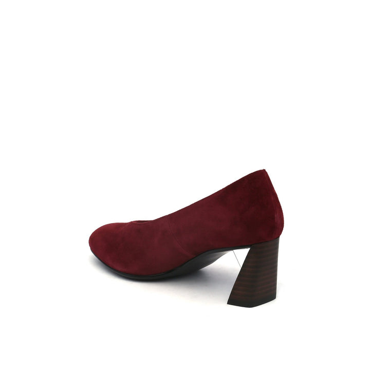 zink pump mid burgundy angle in view